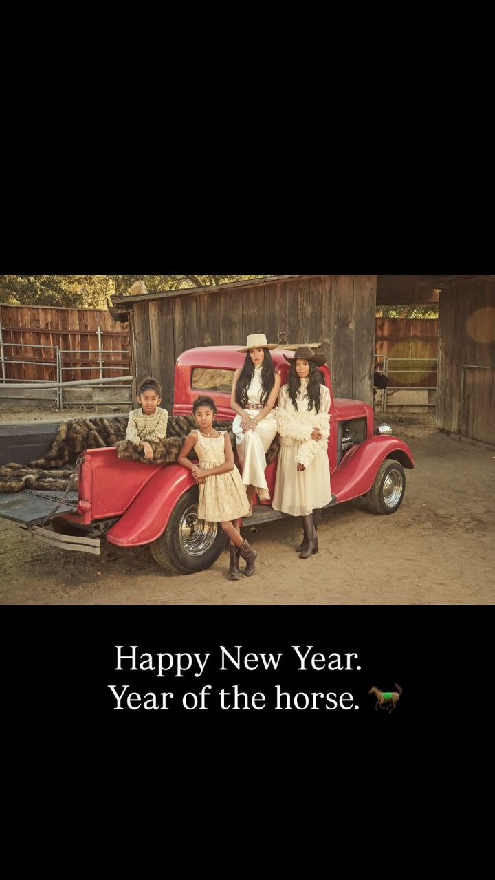 移动应用-🤠牛仔风！瓦妮莎晒全家福祝福大家马年快乐🐎