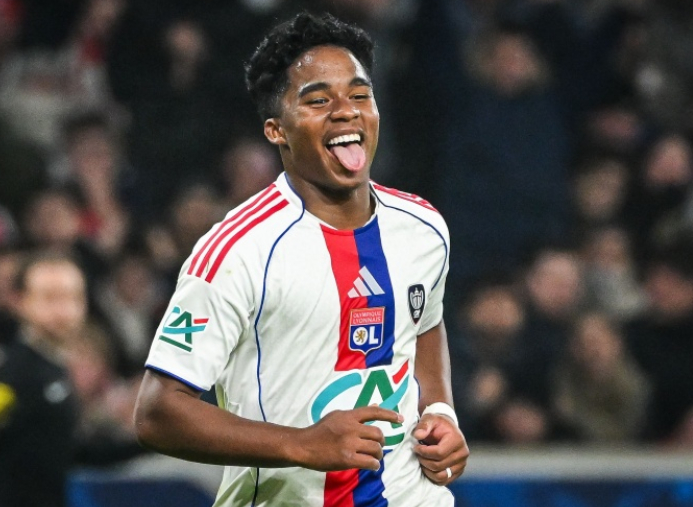 iOS APP-帽子戏法+3场造5球!19岁新大罗闪耀,皇马偷着乐,被阿隆索耽误|法甲|恩德里克|罗纳尔多|里昂|哈维·阿隆索_新浪体育_新浪新闻