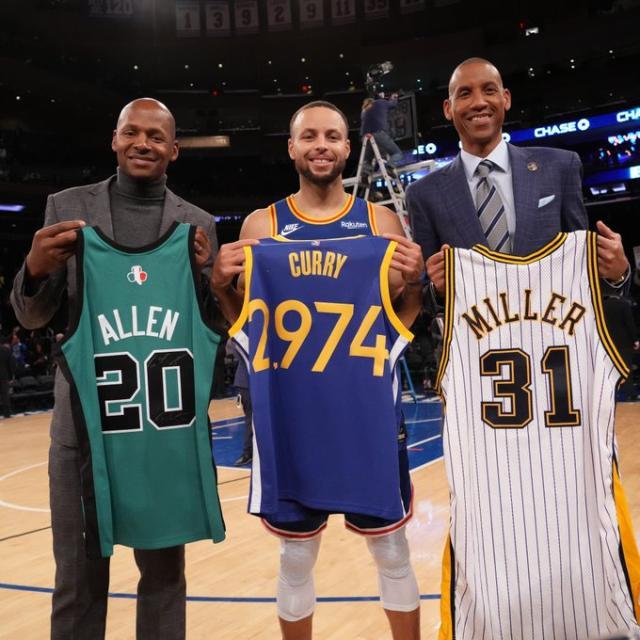 体育平台-库里纪录夜勇士状态回升 他们将再次不可阻挡？