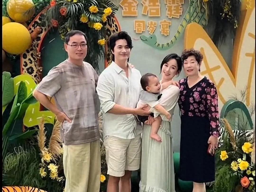 APP下载-张檬儿子周岁宴排面拉满，爸爸全程温柔抱哄，被全家宠成小宝贝